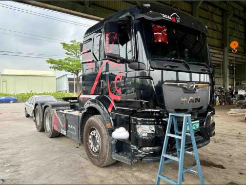 雷恩汽車玻璃修補 - 克服高度、場地（可以來店也可以到府服務）連結車頭依然可以完成修補工程！