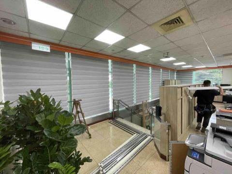 阿誠 - 銀行辦公室使用防焰調光簾 斑馬簾