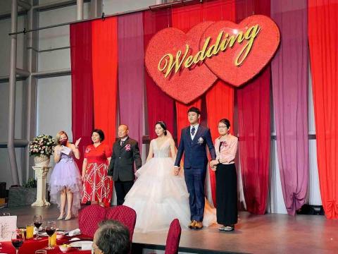 唱跳婚禮 主持人彎彎💓 - 介紹雙方主婚人