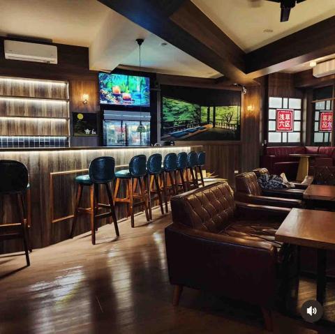 韻空間室內裝修工程設計 - 八角形的房子也能變成美美的日式酒吧
大正時期的美融入現代人的休閒空間
彷彿走入時代的痕跡
放鬆小酌一杯

#大正風格 
#酒吧設計 
#桃園商空設計 
#台北商空設計 
#新北商空設計 
#室內設計
#工程統合
#商業空間設計
#韻空間設計