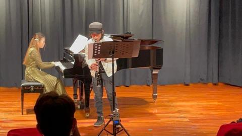 陳奕錚（豎笛教學、鋼琴教學）🎵 - ♪2021年「初曜之樂」學生成果發表會，學生演奏《Libertango》一曲，在後方擔任學生的伴奏