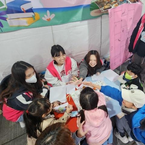 陳映亘 - 在中正紀念堂講故事給小朋友聽