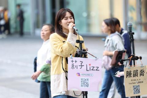 黃莉婷 - 街頭表演