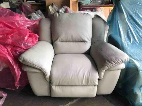 陳廣鴻 -  義大利原裝進口的沙發內部 民國87年廣鴻傢俱有限公司當時門市部售出至今民國107年 客戶回來更換泡綿皮革材料 內部的機械傢俱五金，義大利人做的品質真的很讚 這次更換的泡綿會比義大利進口用的更好 單人座的先更換完成✅