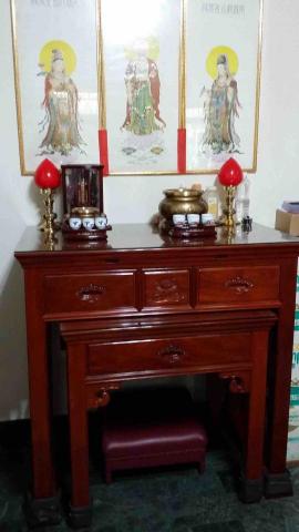 陳廣鴻 - 台尺 寬 3呎半 高3呎6 花梨木神桌 搭配客戶安座的 紫檀木 歷代祖先祖先牌位  高度9吋。 寬度4呎2 神桌 搭配 1呎高 紫檀木。意者可以詢問服務。