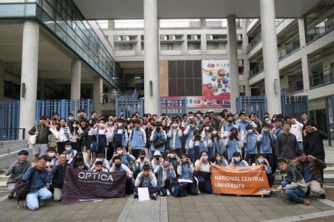 江玉如 - 帶領國中生製作光學實驗，自己設計教材和教學，照片為活動結束的合照