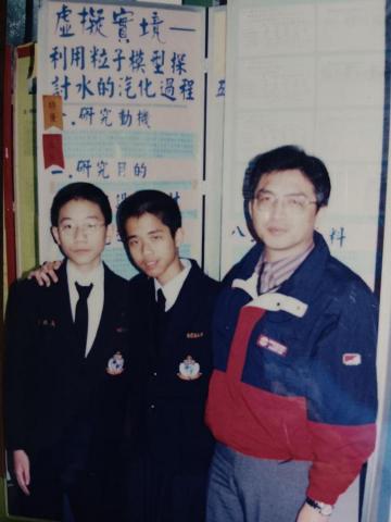 林鑫政 - 本人指導學生參加新北市科展比賽獲得國中組化學科特優，並且代表新北市參加全國科展比賽