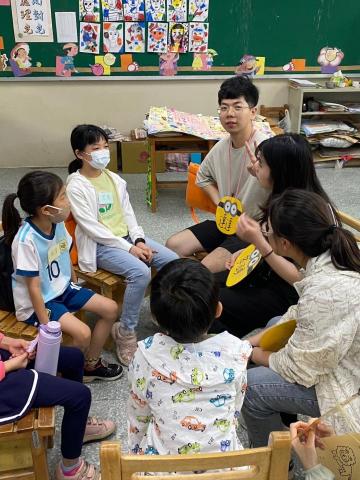 江玉如 - 曾經參加基礎文化服務社團，照片為我們和國小生互動的照片（我是右邊中間的人）