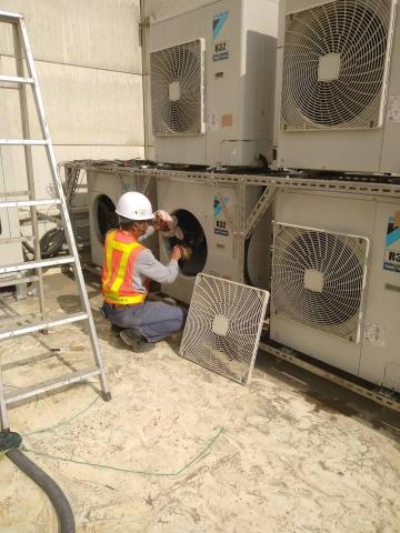 asialoser guan - 大金室外機深層拆卸保養。