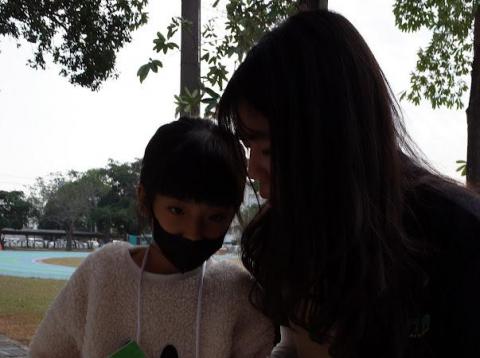 江玉如 - 我曾經參加雲嘉返鄉服務，到朴子國小帶寒假營隊，照片為活動進行中我與孩子的合照