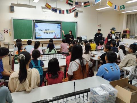 江玉如 - 我曾參與資訊服務的社團活動，到國小教學生成式AI的課程，這張照片是我在當講師所拍攝的
