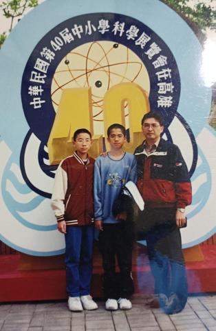 林鑫政 - 本人與同學代表新北市參加全國中小學科展比賽