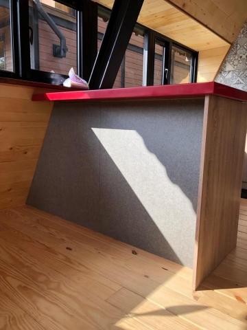 朱家麟 - 鋼構木屋民宿-紅色中島早餐桌