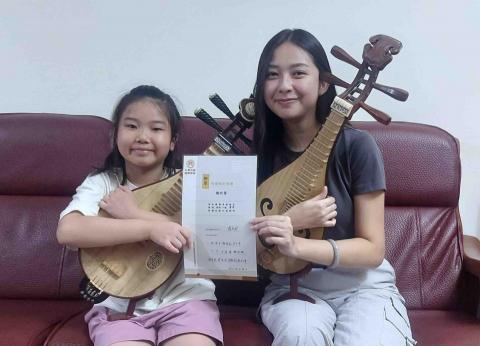 小筑老師 - 指導學生參加中華民國國樂學會考級檢定通過柳琴1級