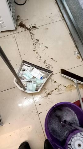 陳芳卿 - 地板清潔前