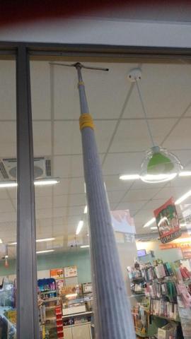 陳芳卿 - 超商玻璃清潔照片