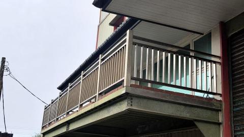 丁偉恩 - 白鐵欄杆