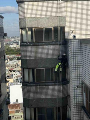 蜘蛛人-外牆修繕職人 - 大樓外牆窗框抓漏