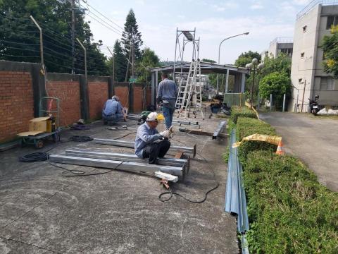 何美工程行 - 車棚施工