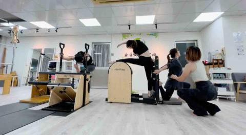 物理治療師/健身教練/器械式皮拉提斯教練-林佩君 - 1對3訓練後伸展 物理治療師/健身教練/器械式皮拉提斯教練-林佩君 - 1對3訓練後伸展