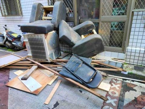 專業服務團隊 - 協助清運廢棄大型傢俱