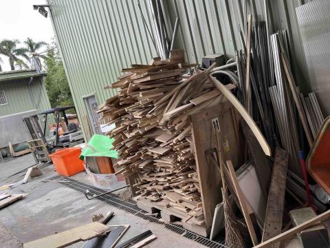 專業服務團隊 - 清運木材