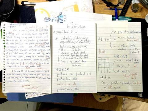 Kevin - 高中作文批改（高二生）
左：學生撰寫的原稿
中、右：依照內文延伸補充