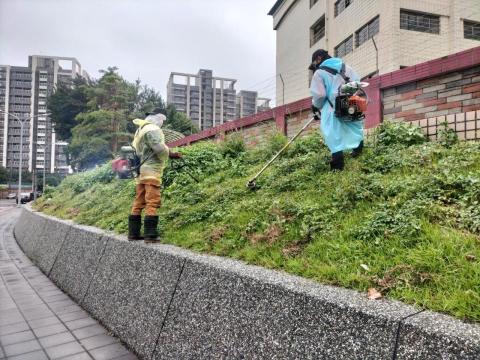 于森園藝企業社 （林先生） - 校園割草施工中