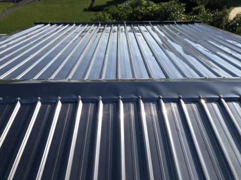 專業鐵工「效率、品質、價格合理」 - 不銹鋼材質浪板。價格雖貴，但使用年限長，適合住家使用。