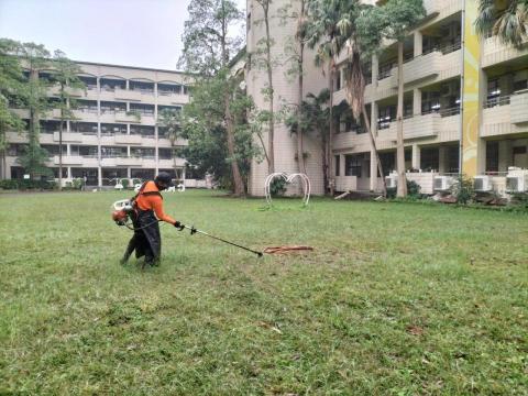 于森園藝企業社 （林先生） - 校園割草施工中