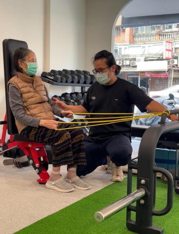 寶藏健身房 Treasure Fitness - 銀髮族基礎肌力訓練課程
學員年齡超過80歲的奶奶，以能不使用助行器為目標，並增加肌力滿足日常生活為輔