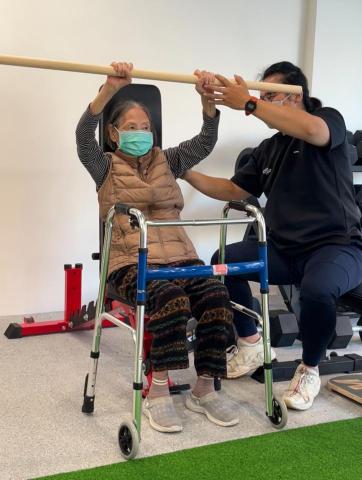 寶藏健身房 Treasure Fitness - 銀髮族基礎肌力訓練課程
學員年齡超過80歲的奶奶，以能不使用助行器為目標，並增加肌力滿足日常生活為輔