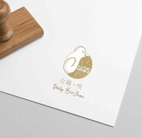 阮士瑜 - 以線條與色塊呈現設計感。

此為部落客網站logo，站長名喚（Juan）而粉絲為白鷗（Bio）。

以線條”J”拼寫站長的Juan名稱，同時描繪出粉絲的白鷗意象，與網站名稱「白鷗x喚」相結合。