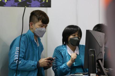 程式匠工作室 - 這是在巴哈站聚的斯普拉頓 3 現場比賽我擔任 OB 的畫面，這個工作的內容像是轉播員，會控制各個玩家的視角呈現給現場觀眾看，比想像中困難，因為要知道什麼位置可能會出現觀眾想看到的畫面，不管是節奏還有切換的時機都需要經過好幾次練習，很有趣的經驗