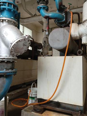 asialoser guan - 商用冰水機，冷擬系統，進行測洗(清洗冰水系統中散熱機組部分))。