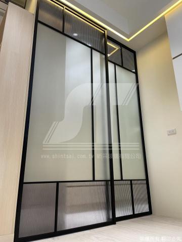 昕采鋁框拉門 櫥櫃門 鋁框隔間 衣櫥拉門工廠 - 鋁框玻璃拉門、懸吊拉門、固定鋁框玻璃、鋁合金隔間玻璃 櫥櫃門  細框拉門 櫥櫃玻璃門 酒櫃玻璃開門 軌道滑門 黑色玻璃隔間 開放式隔間 緩衝拉門 衣櫥拉門 和室拉門