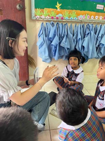 吳昱萱 - 泰國擔任志工教授英文與中文