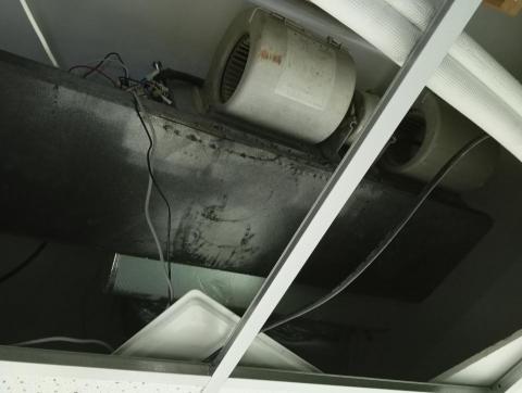 asialoser guan - 商用吊隱式冷氣主機，預備拆除鼓風機，進行葉片及濾網，清潔保養。