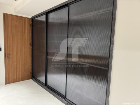 昕采鋁框拉門 櫥櫃門 鋁框隔間 衣櫥拉門工廠 - 鋁框玻璃拉門、懸吊拉門、固定鋁框玻璃、衣櫥拉門、鋁合金隔間玻璃 櫥櫃門  細框拉門 櫥櫃玻璃門 酒櫃玻璃開門 軌道滑門 黑色玻璃隔間 開放式隔間 緩衝拉門 衣櫥拉門 和室拉門