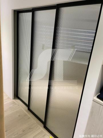 昕采鋁框拉門 櫥櫃門 鋁框隔間 衣櫥拉門工廠 - 鋁框玻璃拉門、懸吊拉門、固定鋁框玻璃、鋁合金隔間玻璃 櫥櫃門  細框拉門 櫥櫃玻璃門 酒櫃玻璃開門 軌道滑門 黑色玻璃隔間 開放式隔間 緩衝拉門 衣櫥拉門 和室拉門

系統櫃玻璃門 書房隔間 遊戲室隔間 活動室隔間 工作室隔間 黑色框 白框 鋁色框 金色框 玫