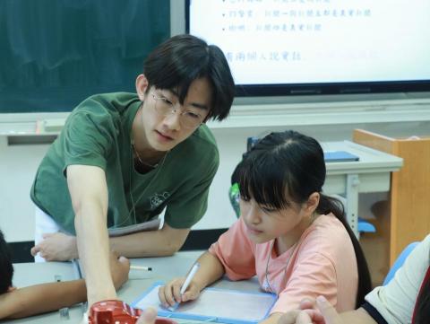 賴煜惟 - 本身個性屬於溫和開朗，期望以輕鬆自然的方式與學生相處、鼓勵孩子主動提出問題、表達自己。