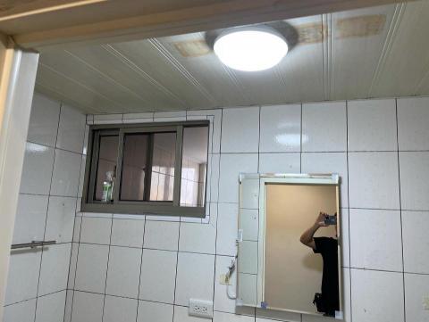 asialoser guan - 浴室置頂燈具架設完成。