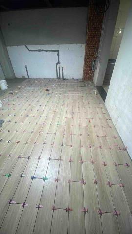 威力專業磁磚 - 頭份木紋地板