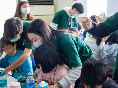 吳昱萱 - 大學期間參加服務學習活動在國小舉辦營隊