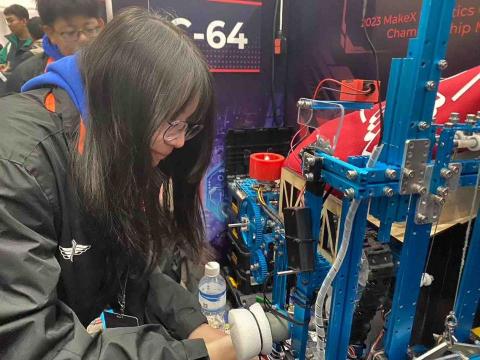 林孜容 - 競賽機器維修