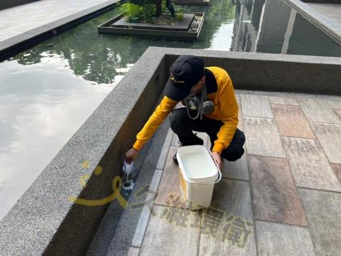 久濰環衛有限公司 - 社區消毒-排水孔倒藥