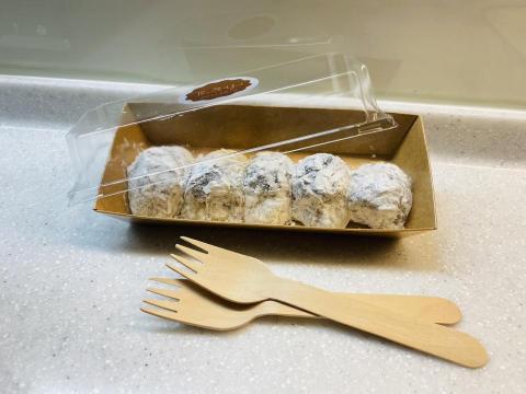 曹若茵 - 朋友請我幫忙團購的手工大福，傳承客家老手藝，因為孩子都無心接管所以才由我朋友一方面愛吃一方面捨不得所以跟老師傅學習，甜度正好，不黏牙，不含防腐要兩天內吃完。