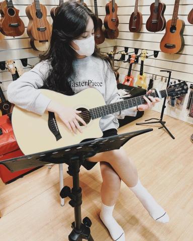 劉志偉 - 吉他、烏克麗麗
一對一、一對二教學