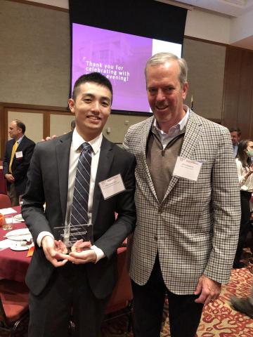 廖偉皓 - 照片 (與實習公司CEO 合影)

獲獎於2022 年4月
在Virginia Tech 期間，獲得企業贊助獎學金，並榮獲 David W Smith Leadership Award.