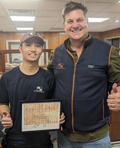 廖偉皓 - 照片 (與美國公司總裁合影)

獲獎於2023 年9月
在美國任職期間，榮獲特殊貢獻獎 (GEM Award)。